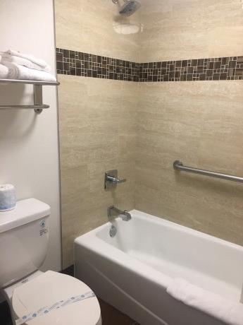 Full Bathroom in King Standard